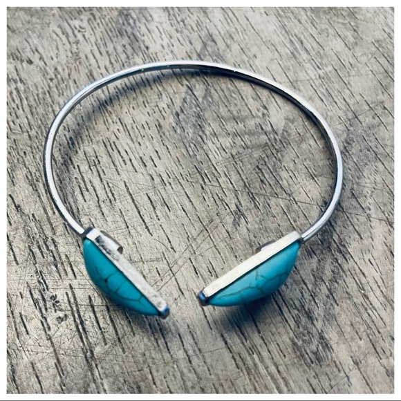 Chic arrow silver color cuff - Picture 2 of 3